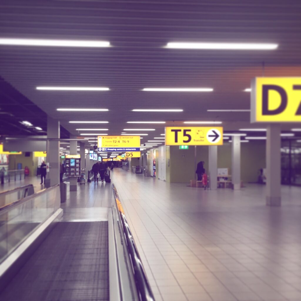 airport-2650891_1920